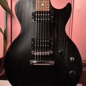 gibson-les-paul-custom-studio-s-series-2017-worn-ebony1_1
