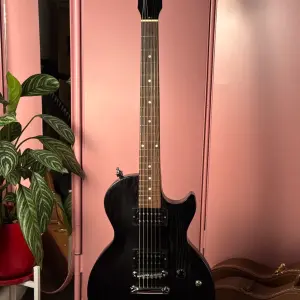 gibson-les-paul-custom-studio-s-series-2017-worn-ebony1_2